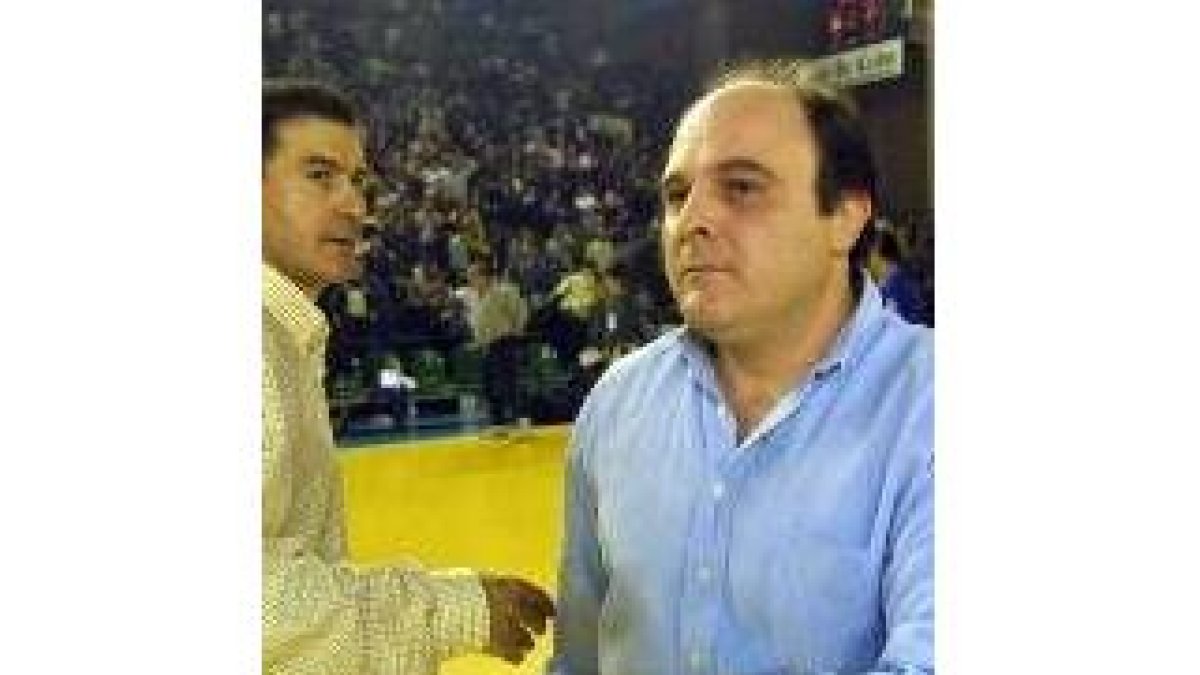 Equisoaín, a la derecha, pasa junto a Cadenas en un partido anterior