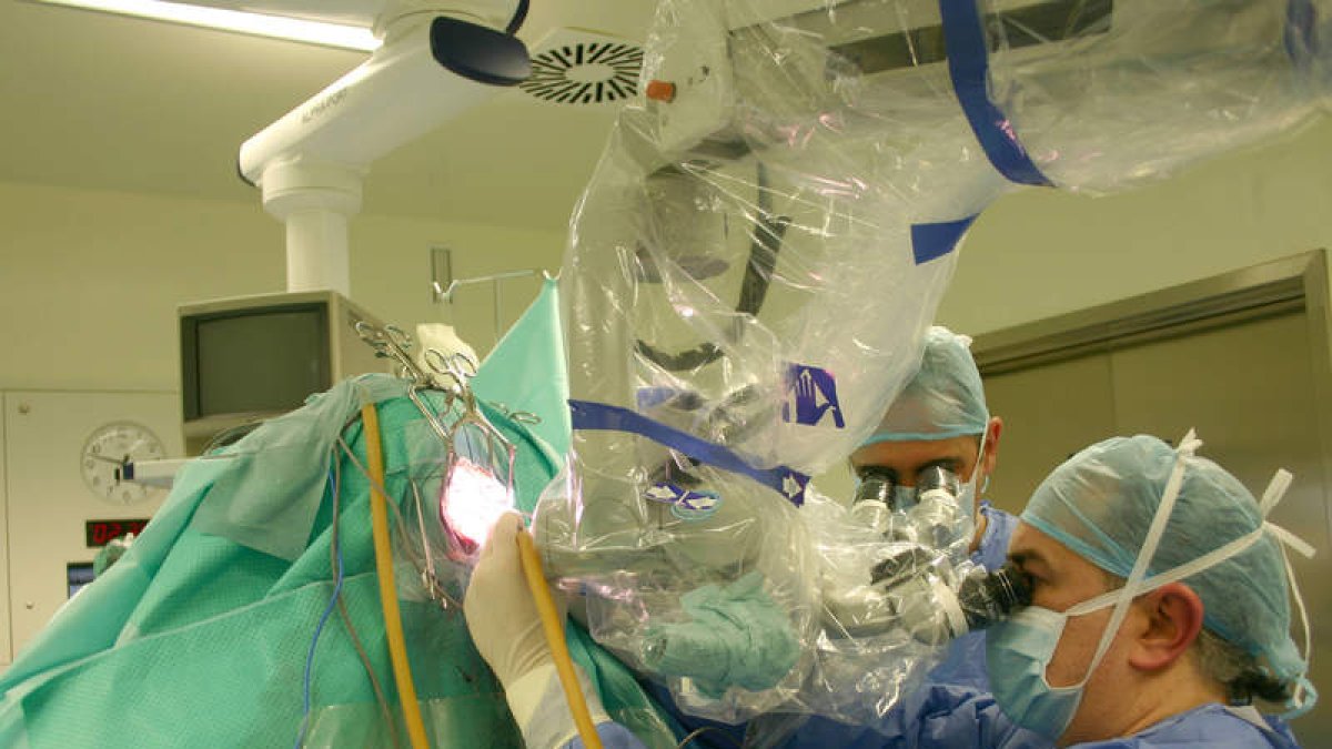 El equipo médico realiza la primera craneotomía de fosa posterior.