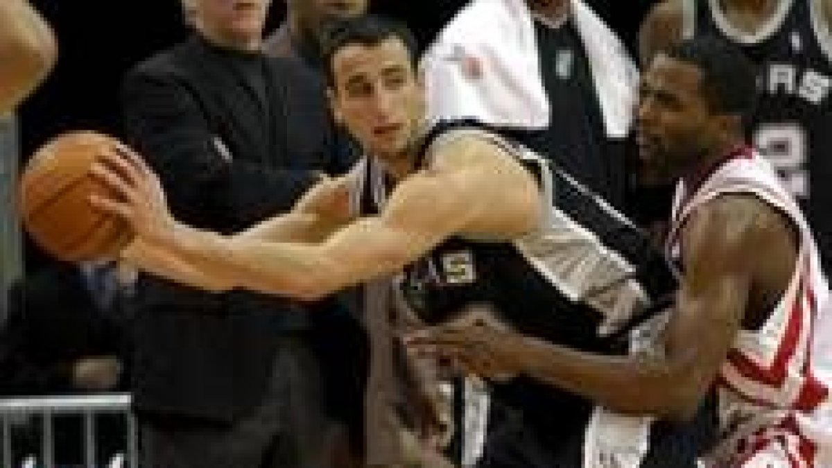 Manu Ginóbili pugna con Mobley (Rockets) en un partido de febrero