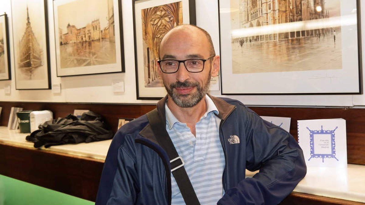El dibujante Javier Sahagún y algunas de sus creaciones. CUEVAS