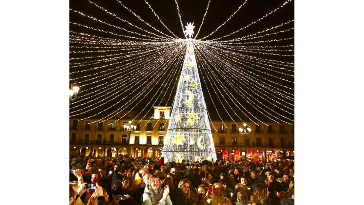 La plaza Mayor de León luce uno de los diseños más destacados de la propuesta de iluminación navideña esta vez.