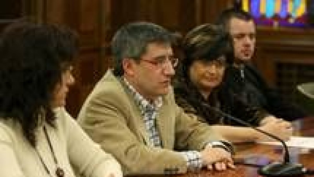 Teresa Gutiérrez, Francisco Fernández, Autora Salguero y Byron Lozano, tras la firma del convenio