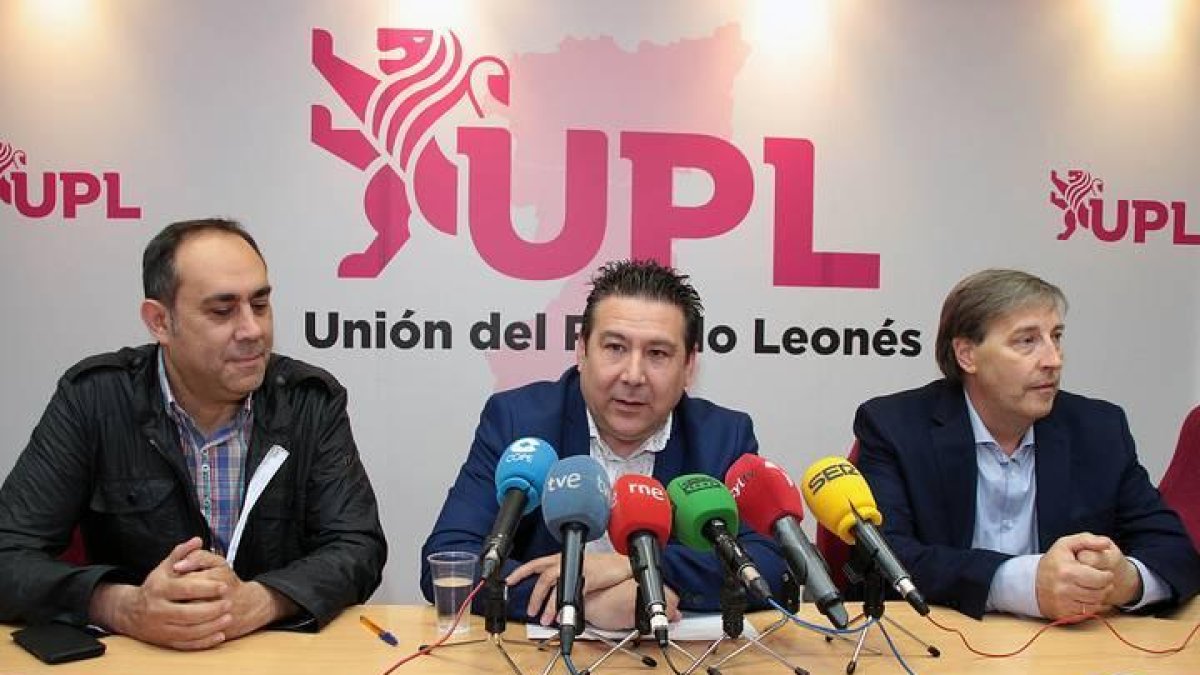 El candidato a las Cortes de Castilla y León por Unión del Pueblo Leonés, Luis Mariano Santos, expone las líneas maestras de su programa electoral