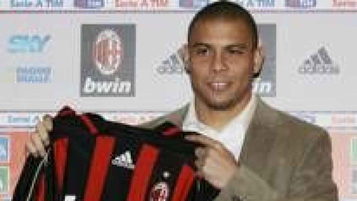 Ronaldo fue presentado ayer oficiamente como nuevo jugador del Milan para lo que resta de temporada