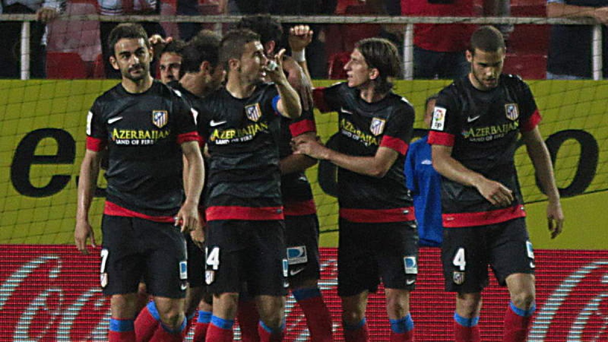 Los jugadores del Atlético celebran el único gol del partido.