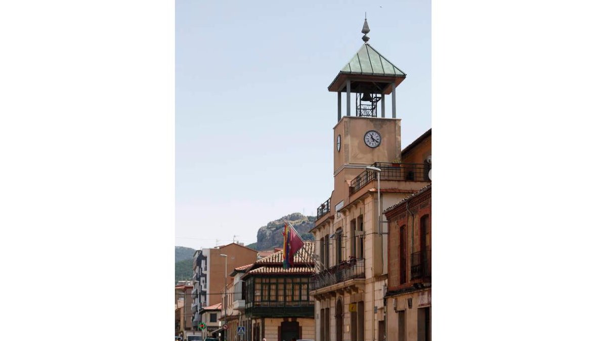 El centro de La Robla, con el Ayuntamiento como gran referencia urbana. JESÚS F. SALVADORES