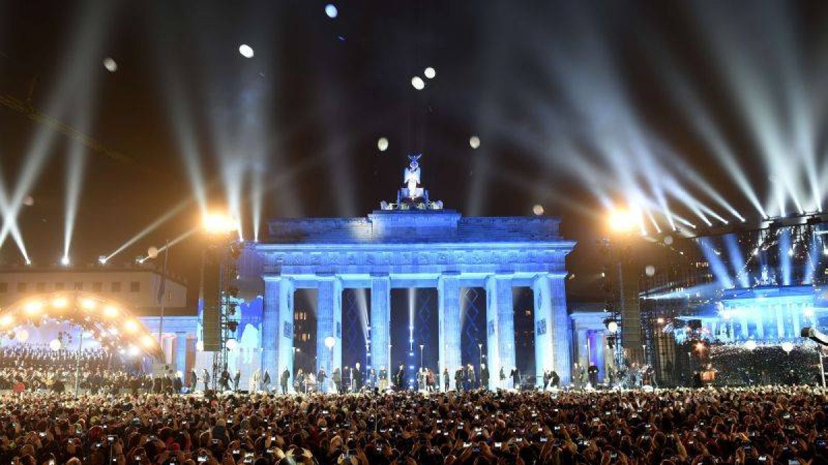 Globos iluminados hacia el cielo en el antiguo trazado del muro junto a la puerta de Brandenburgo.