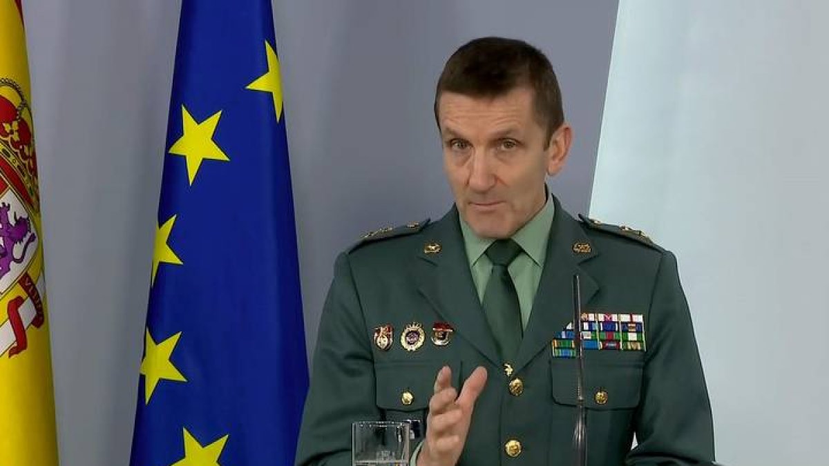 Captura de la señal institucional del Palacio de la Moncloa del jefe del Estado Mayor de la Guardia Civil, general José Manuel Santiago. JOSÉ MARÍA CUADRADO JIMÉNEZ