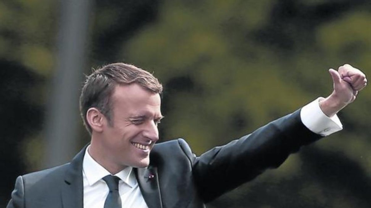 Macron saluda el día de su toma de posesión, el pasado 14 de mayo