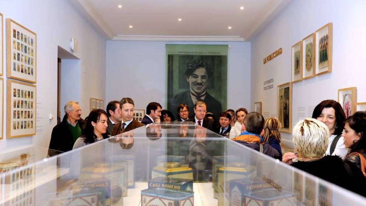 Elvira Casado, Emilio Orejas, Victorina Alonso, Antonio Silván, Juan Carlos Suárez Qu¡ñones y Domingo Aira, en la inauguración.