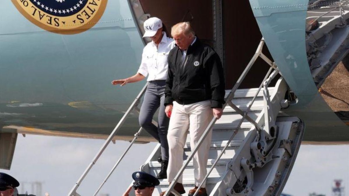 Donald Trump y Melania a su llegada a la base aéra de Florida.