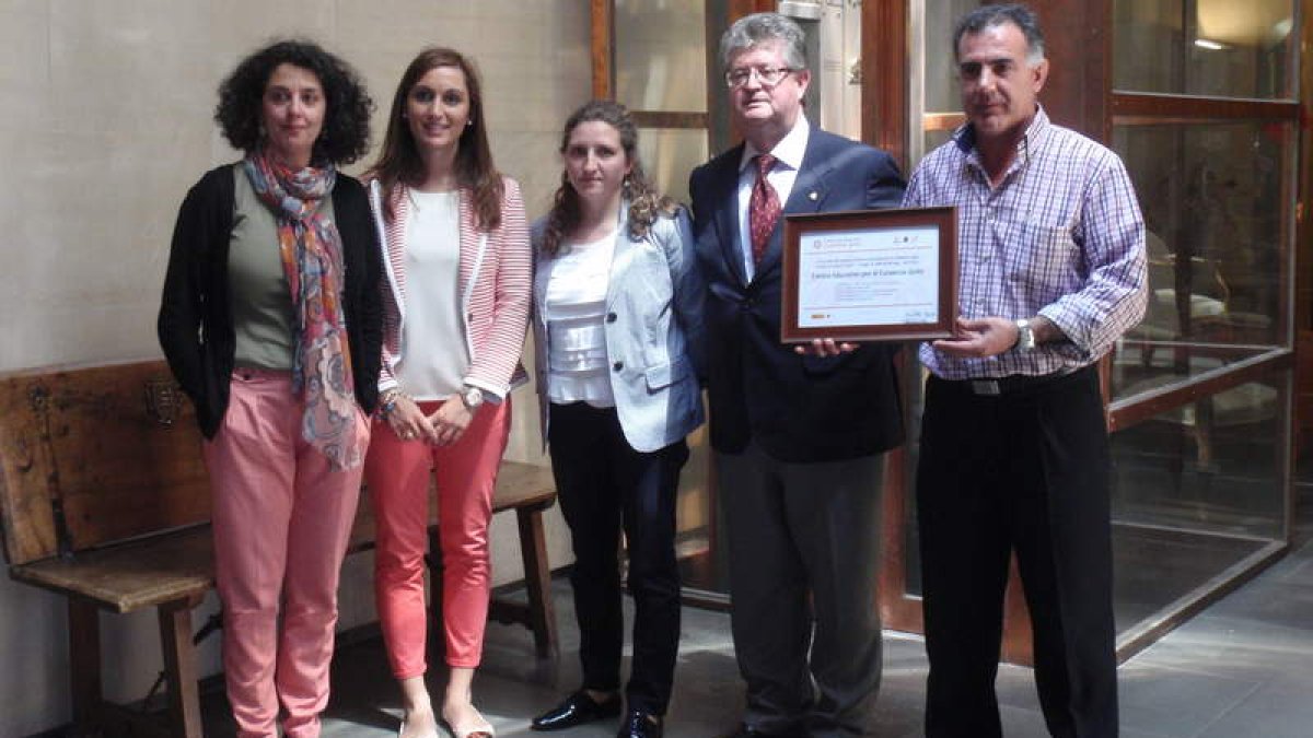 Las profesoras responsables del proyecto, Vicente Clemente y Francisco Mateo con el diploma.