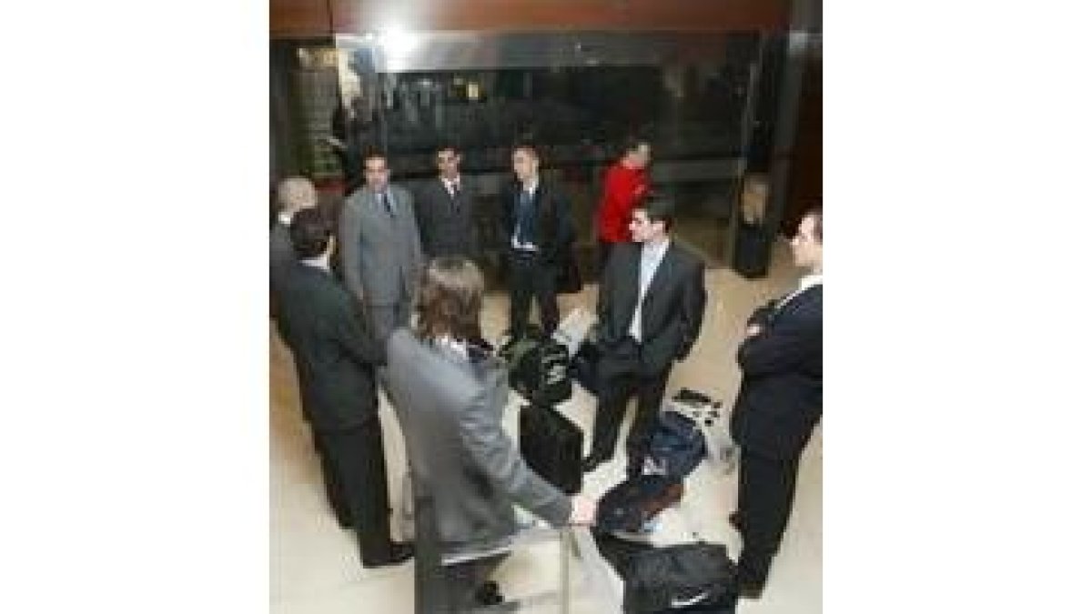 Los internacionales, a su llegada al Hotel AC de la capital berciana