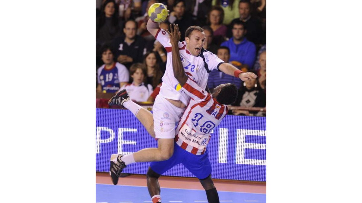 Ferrer en  una acción la pasada campaña ante el Atlético.
