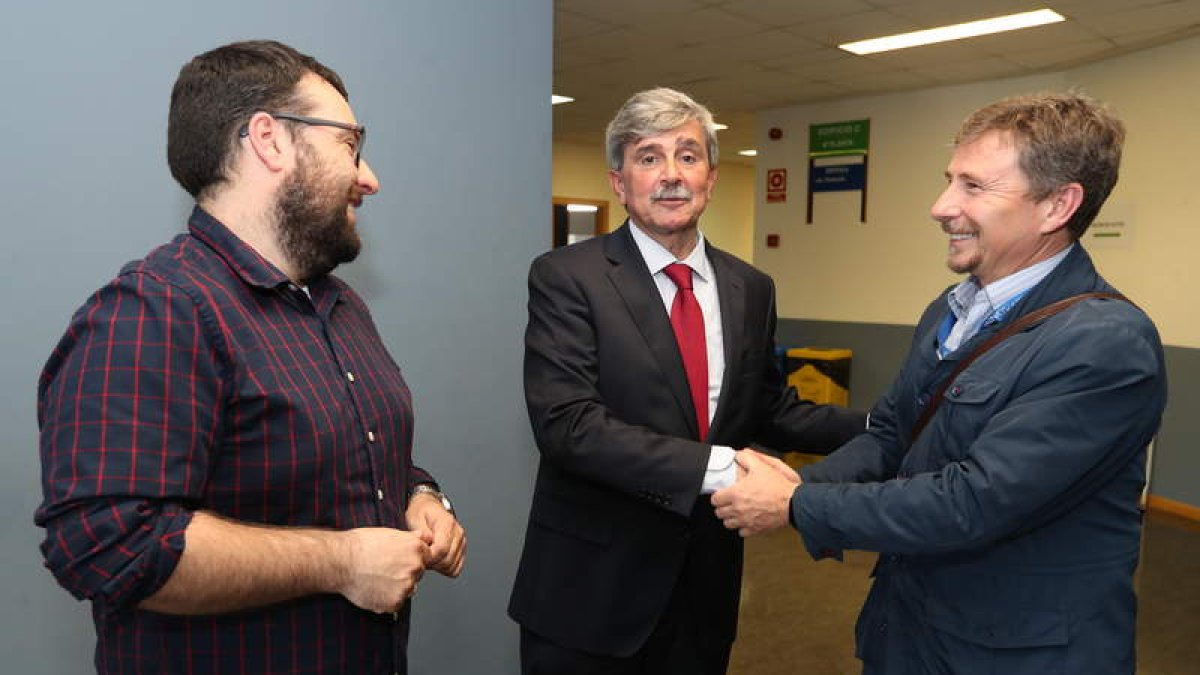 El presidente de la ARMH, el rector de la ULE y el profesor de la California State University. L. DE LA MATA