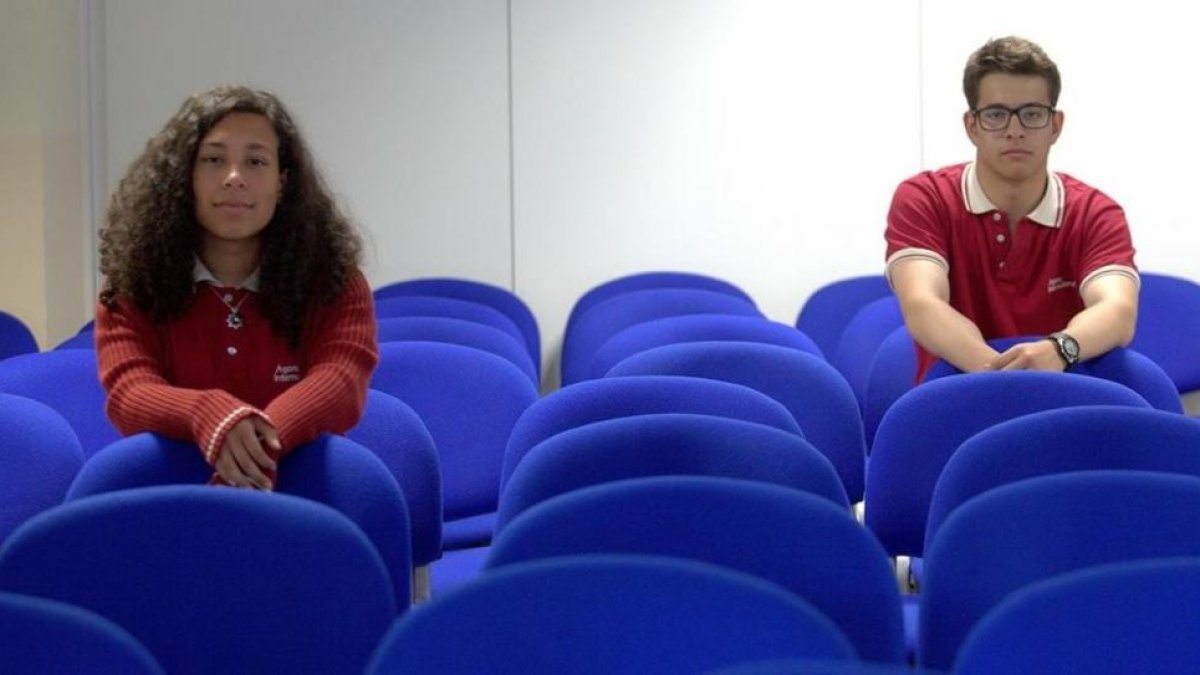Laura, que sufrió acoso durante su infancia, y Ricardo, exacosador, en el colegio Areteia de Madrid.