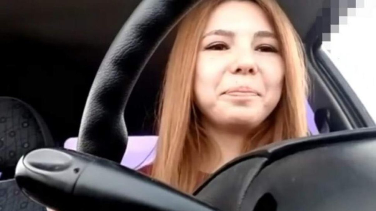 La mujer que conducía su automóvil se distrajo para revisar un mensaje en el móvil.