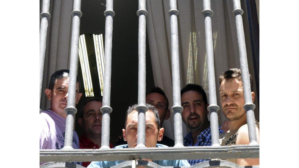Juan José, Miguel, José Enrique, Roberto, Jesús y Juan Manuel, ayer en su encierro.