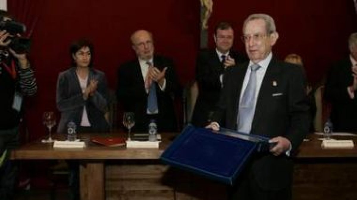 Antonino Fernández, en la entrega de un premio recientemente concedido.
