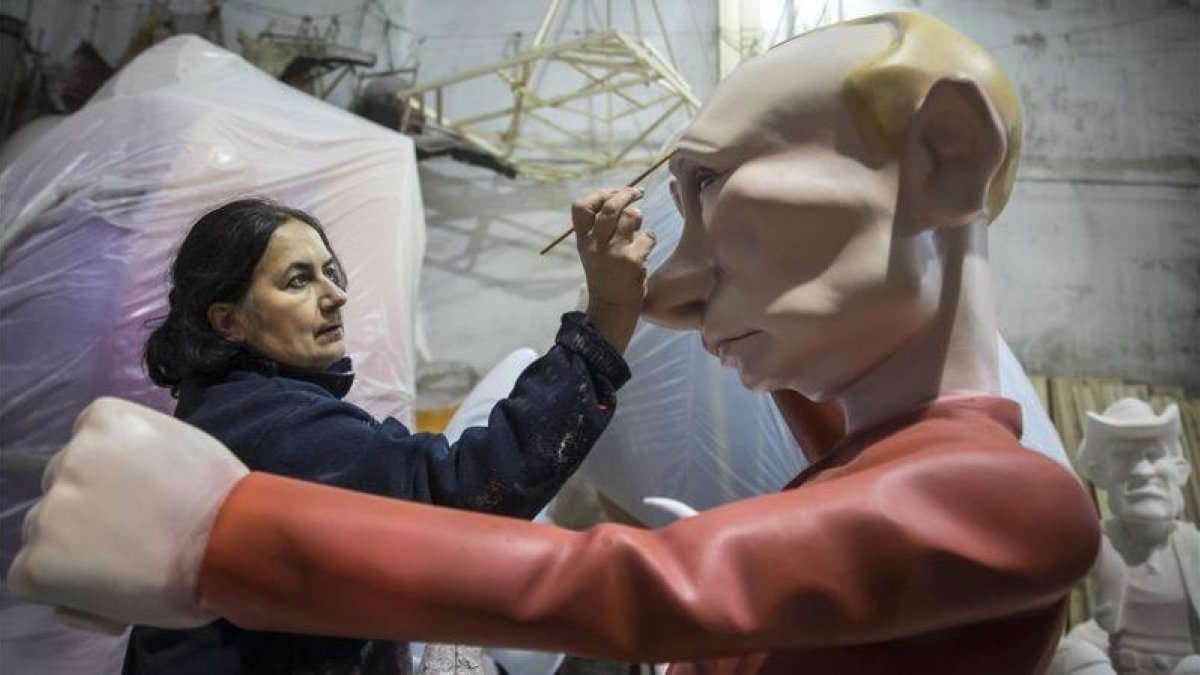 Ana María Martinez pinta una figura que representa al presidente ruso Vladimir Putin en un taller de fallas.