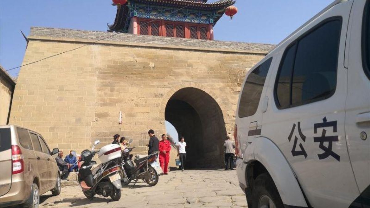 Un coche de policía en el lugar donde se produjo el ataque.
