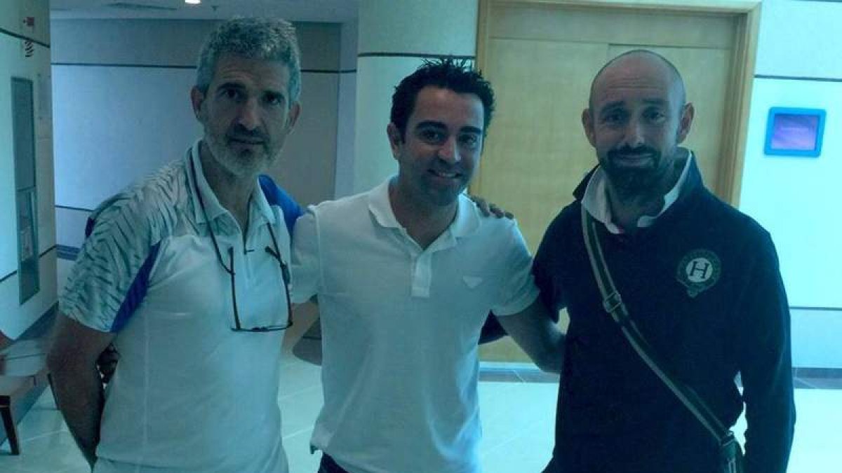 Óscar Garro, a la derecha, junto a Xavi Hernández y Roberto Olabe, a la izquierda.