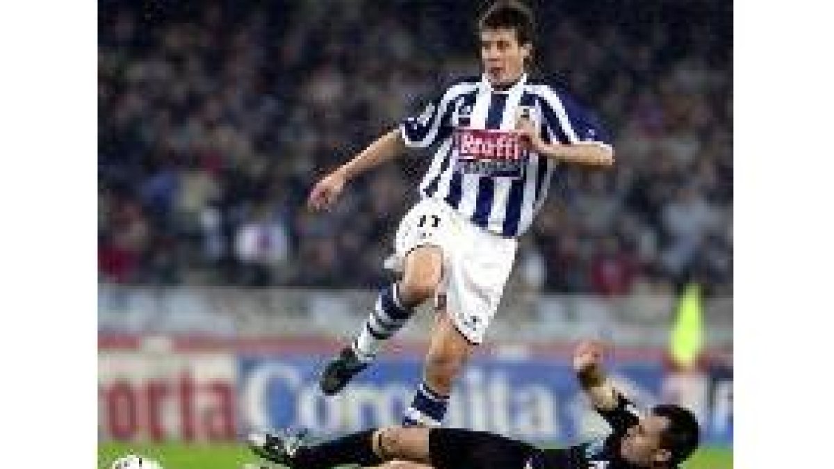 Aramburu supera a Gerardo (en el suelo) en el encuentro disputado ayer en el estadio de Anoeta