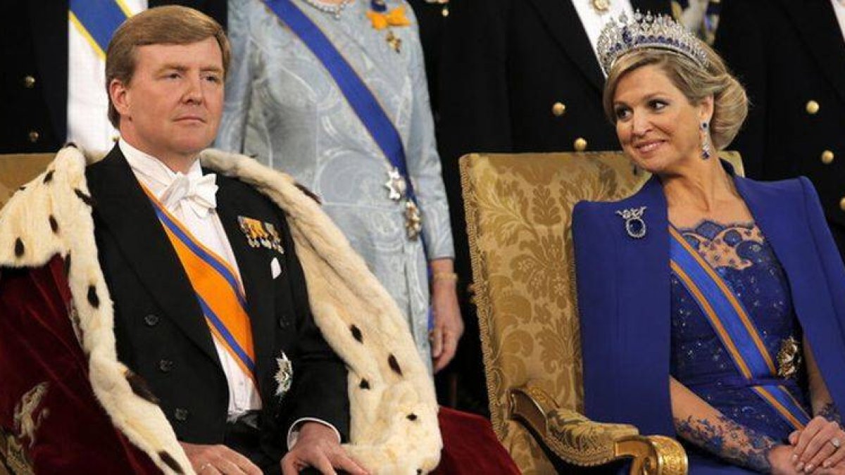 La reina Máxima mira al rey Guillermo, durante la ceremonia de investidura.