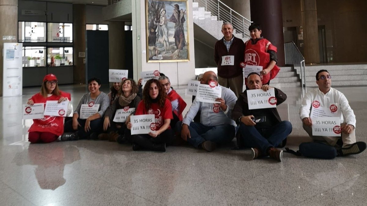 Imagen de los encerrados en la Delegación de la Junta. DL