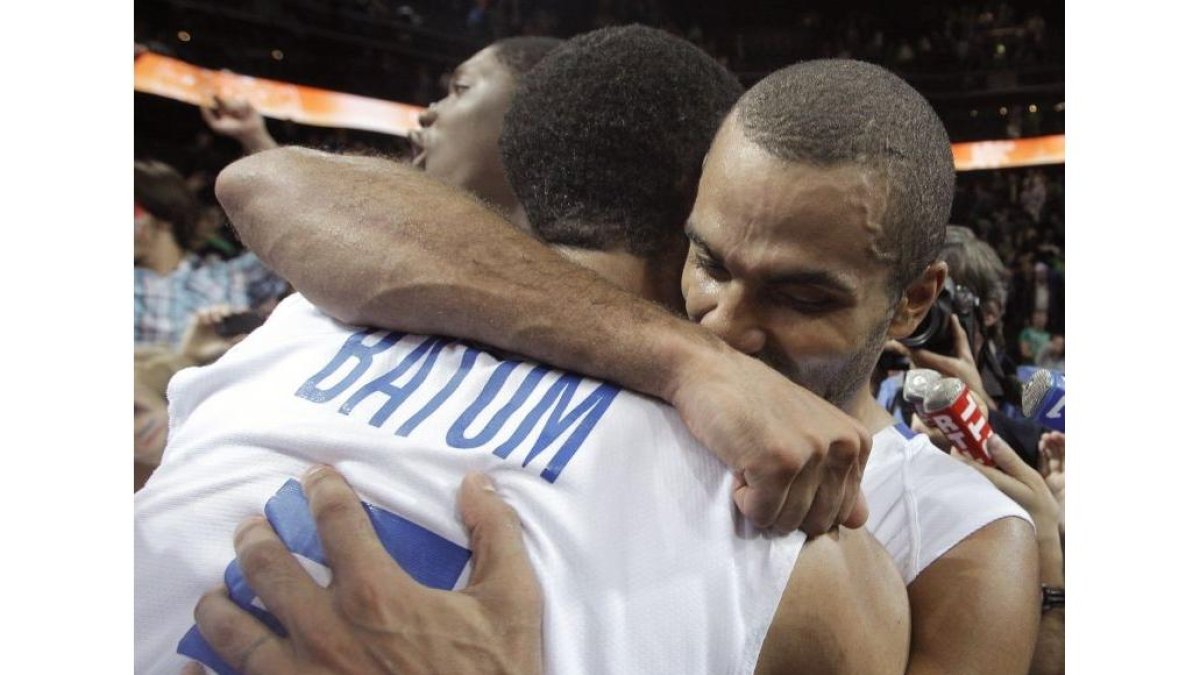 Los jugadores de la selección francesa Tony Parker (d) y Nicolas Batum (i) celebran la victoria ante Rusia por 79-71 en el partido de semifinales del Europeo 2011.