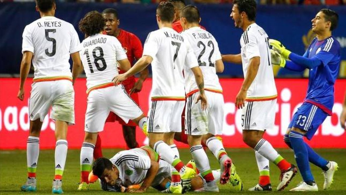 Los jugadores de México rodean al panameño Tejada tras recibir la tarjeta roja en la semifinal de la Copa de Oro, en Atlanta.