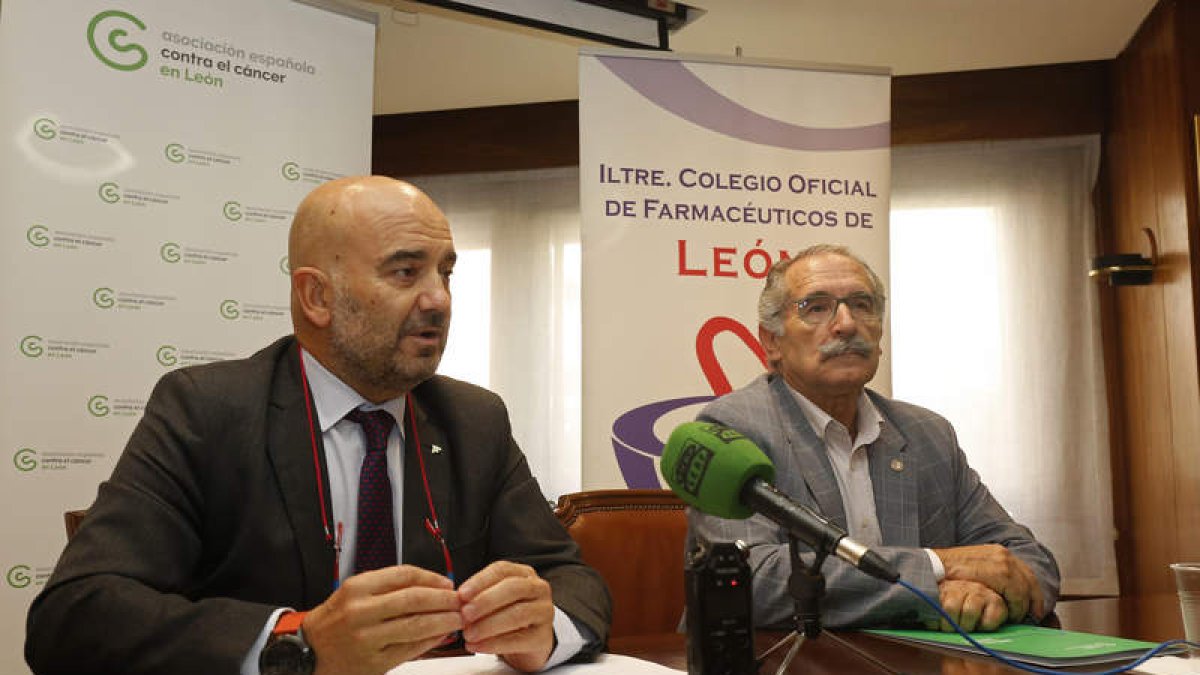 El presidente del Colegio de Farmacéuticos, Javier Herradón, y el de la Junta Provincial de la AECC, Estanislado de Luis. FERNANDO OTERO