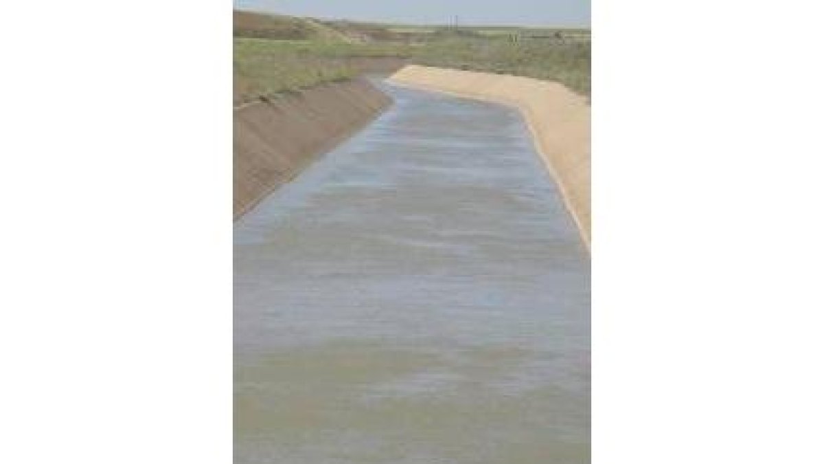 Un tramo de los canales que desvían agua del Esla hacia el este