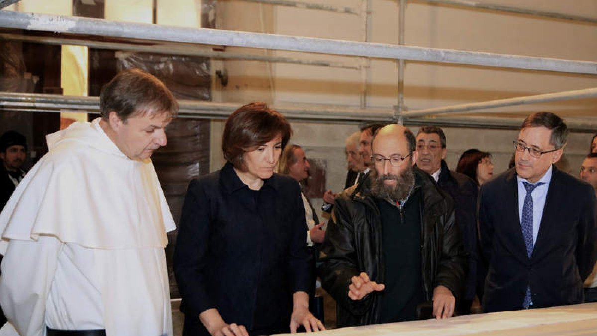 La consejera, junto a los técnicos y el prior de los Dominicos, en su visita al convento, ayer.
