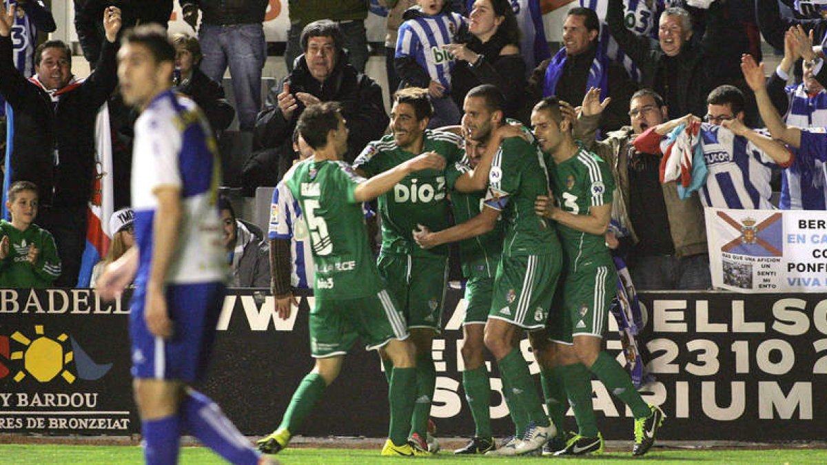 Los jugadores de la Deportiva celebran el tanto de Saúl que abría el marcador para los bercianos junto a parte de la hinchada blanquiazul presente en la Nova Creu Alta de Sabadell.