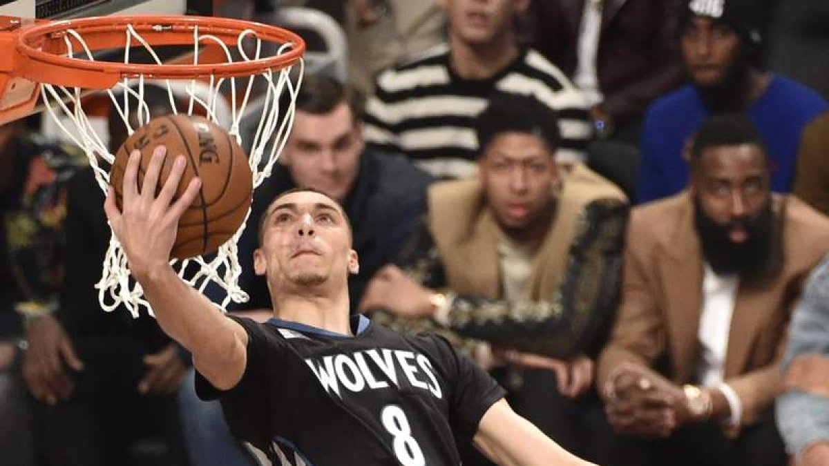 LaVine en el momento de ejecutar el mate que le otorgó el triunfo por delante de Gordon en el ‘Partido de las Estrellas’. WARREN TODA