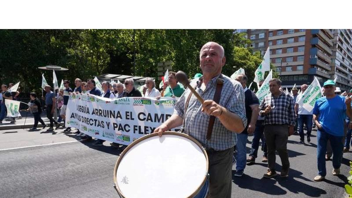 La protesta partió de la Delegación del Gobierno y recorrió las principales calles de Valladolid hasta llegar a la consejería. MIRIAM CHACÓN