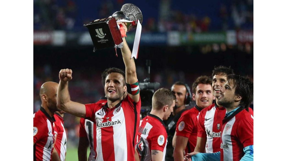 Los jugadores del Athletic Club celebran con el trofeo la consecución de la Supercopa de España.