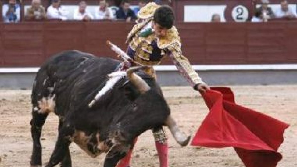 El diestro Alejandro Talavante, en un natural a uno de los astados que le tocó en suerte.