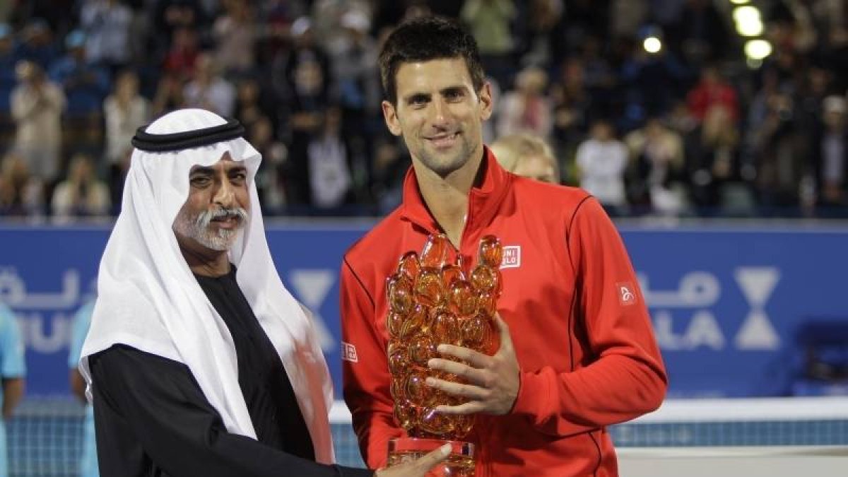Novak Djokovic celebra la victoria del partido contra David Ferrer en la final del Campeonato Mundial de Tenis Mubadala en Abu Dhabi.