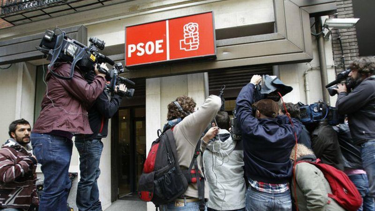 Imagen de archivo de la entrada de la sede del PSOE en la calle de Ferraz, Madrid.