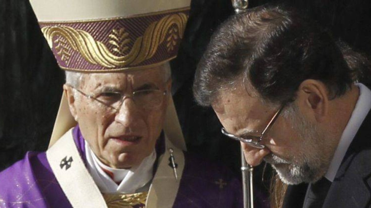 El presidente del Gobierno, Mariano Rajoy, conversa con el cardenal arzobispo de Madrid, Antonio María Rouco Varela, a su llegada hoy a la catedral de la Almudena.
