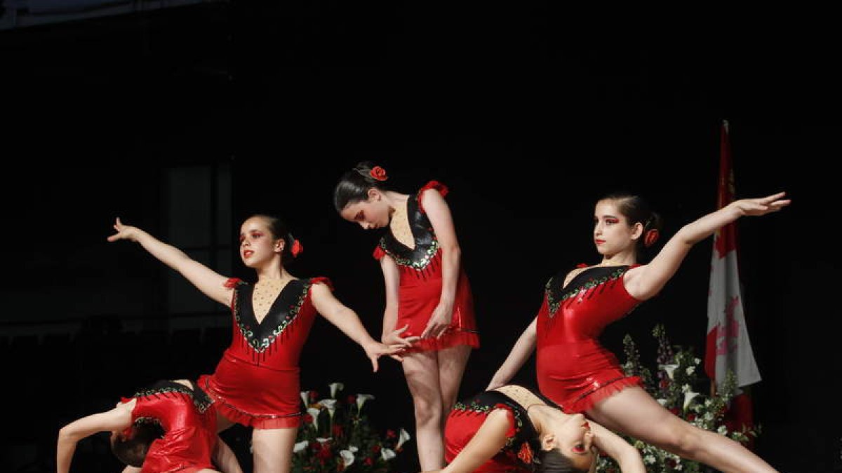 Las gimnastas de la escuela municipal de rítmica realizaron una exhibición muy aplaudida por los presentes.