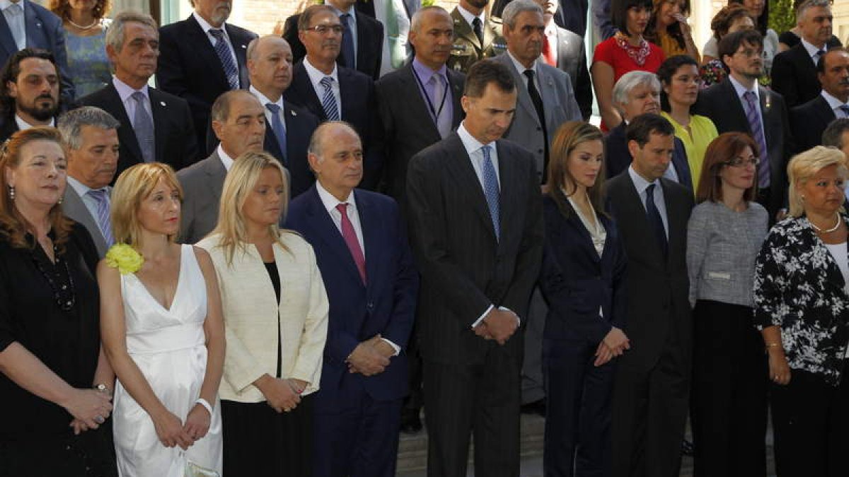 Los reyes, junto al ministro Fernández Díaz y representantes de las víctimas.