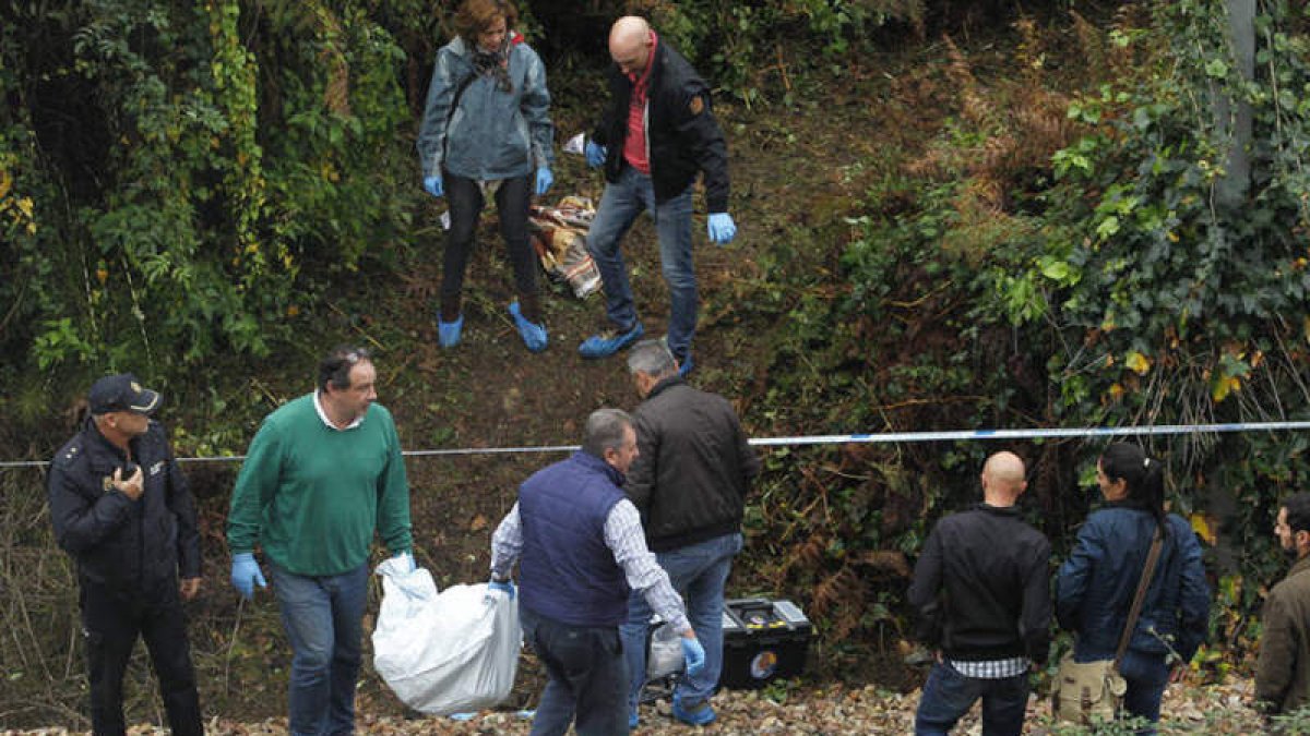 Agentes de policía se llevan el cadáver del pequeño.
