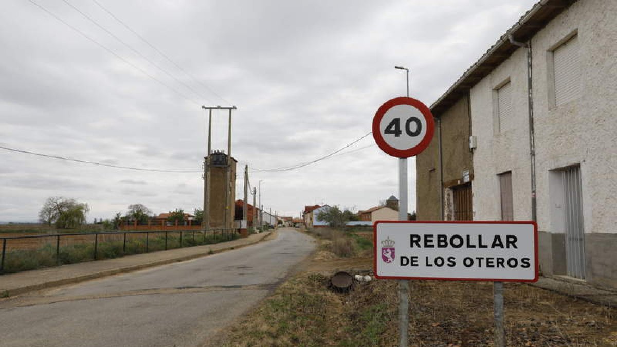 Imagen de la entrada a la localidad de Rebollar de los Oteros. MARCIANO