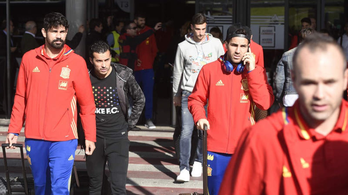 Los jugadores de La Roja, a su llegada al aeropuerto de Barajas