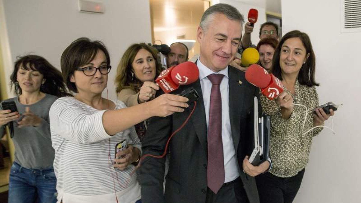 Urkullu evitó responder a los periodistas en los pasillos del Parlamentio Vasco. DAVID AGUILAR
