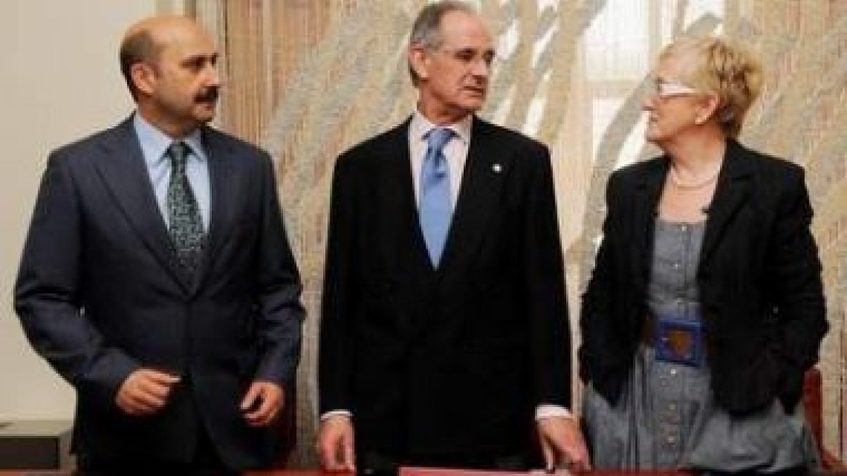 José Manuel Fernández, Emilio de la Puente y Luisa Marcos, durante la firma.