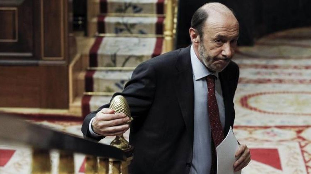 El portavoz del PSOE, Alfredo Pérez Rubalcaba, se dirige a la tribuna de oradores del Congreso para intervenir en el pleno que esta tarde debate la proposición de ley del Parlamento de Cataluña que pide la transferencia a la Generalitat de la competencia
